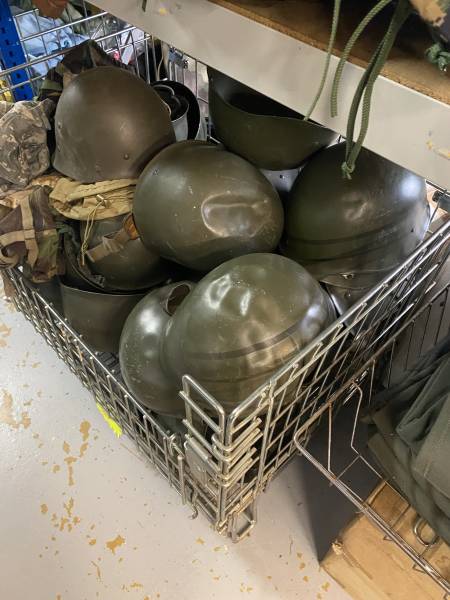 Livraison de coiffes militaires de collection à Mont-de-Marsan : Casques et chapeaux militaires pour passionnés de la deuxième guerre mondiale