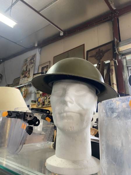 Casques militaires et képis de collection disponibles : Coiffes militaires authentiques livrées directement à Marseille