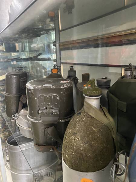 Accessoires militaires rares livrés à Paris : Art des tranchées et autres pièces uniques disponibles en livraison