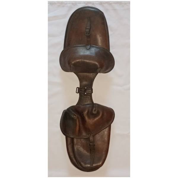 Fontes de selle cavalerie française WW1-WW2 en cuir, authentiques et rares.