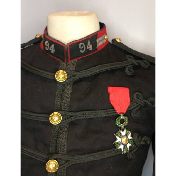 Vêtements militaires rares en livraison à Lyon : Chemises et bottes militaires authentiques livrées à domicile